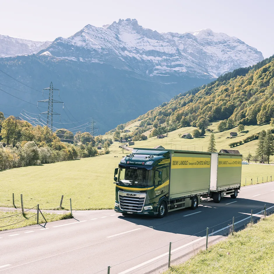 Landolt LKW fährt über Landstrasse