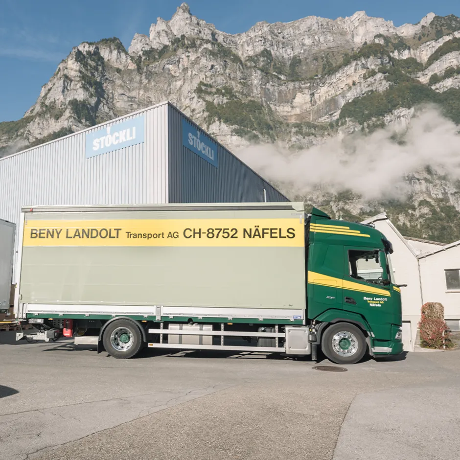 Landolt LKW vor Produktionshalle