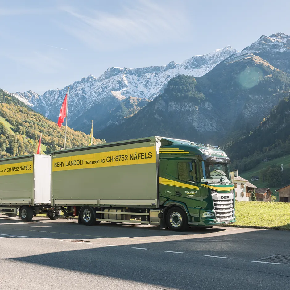 Landolt LKW parkt vor Bergpanorama